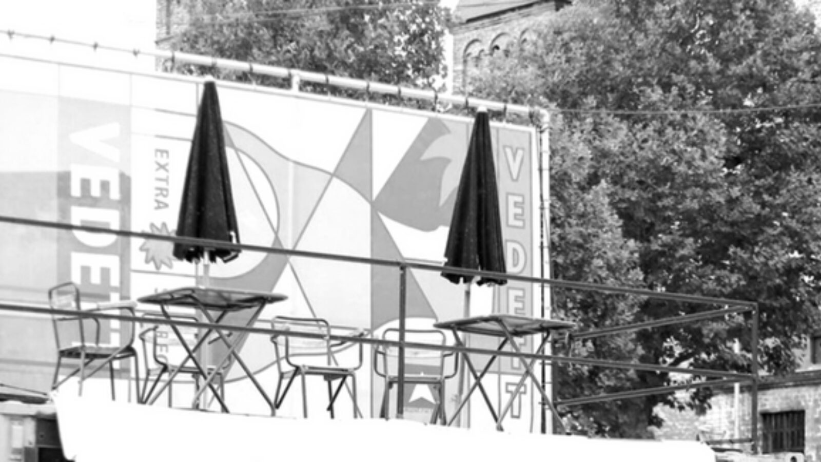 picture of WIN EEN ETENTJE OP HET DAK VAN DE RADIOSTUDIO OP 13 JULI